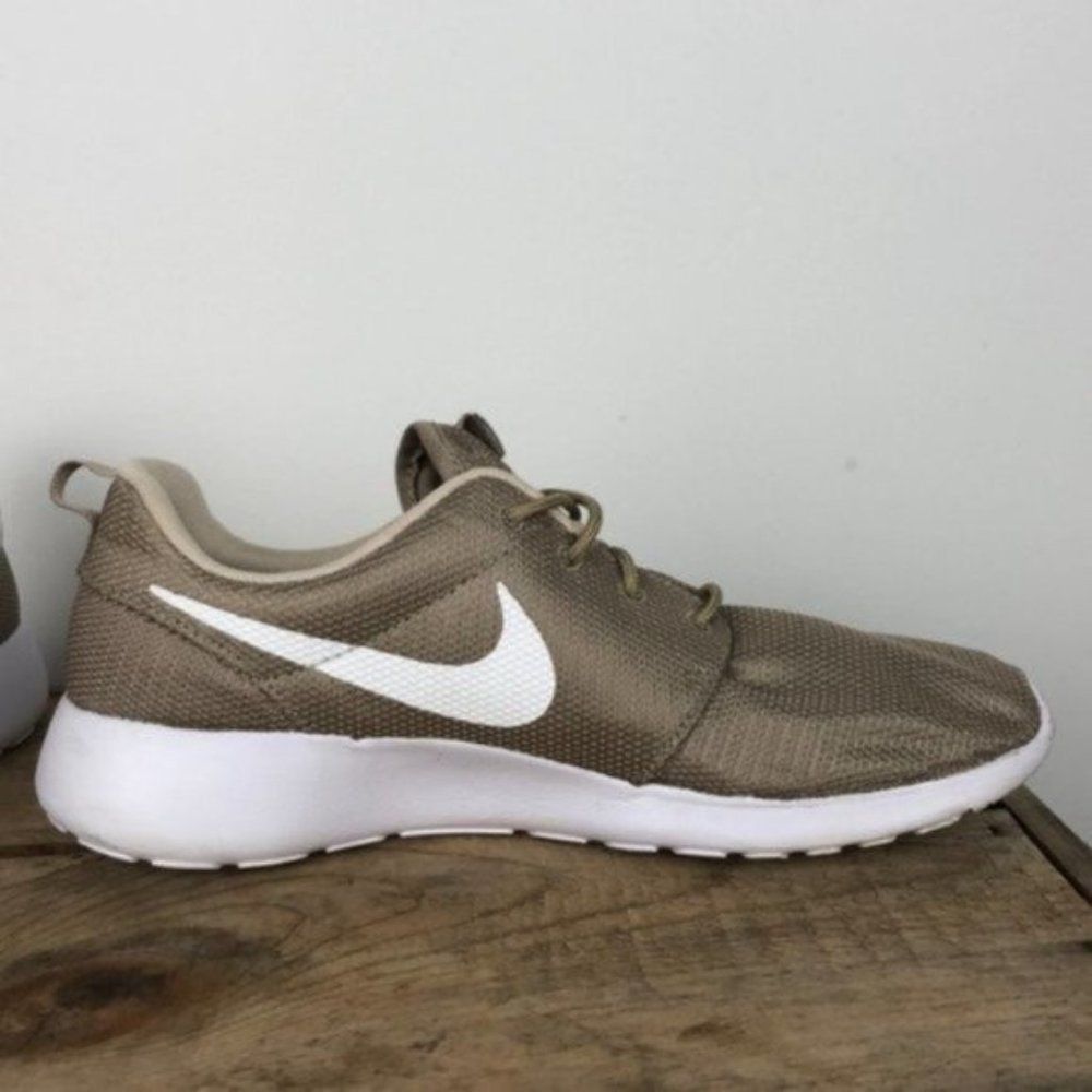 NIKE Roshe gold running sneaker women’s size 9.5 - Picture 4 of 10